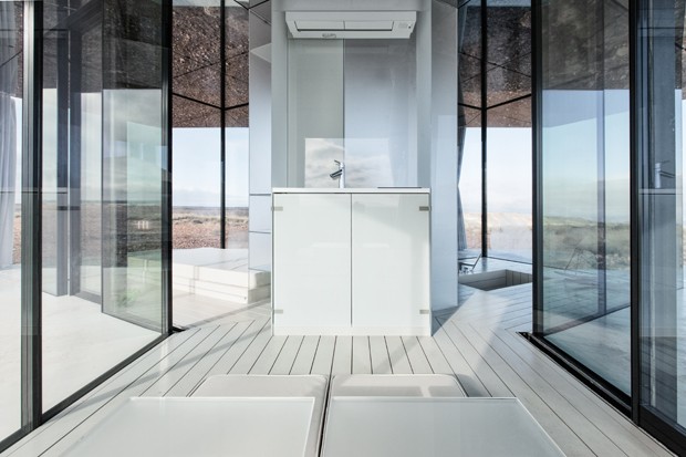 Casa de vidro de 20 m² bloqueia o calor no deserto (Foto: Divulgação)