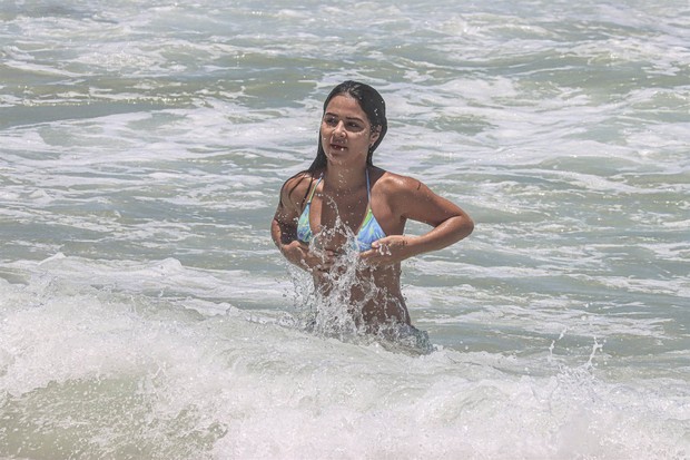 Giullia Buscacio em dia de praia (Foto: Delson Silva / AgNews)