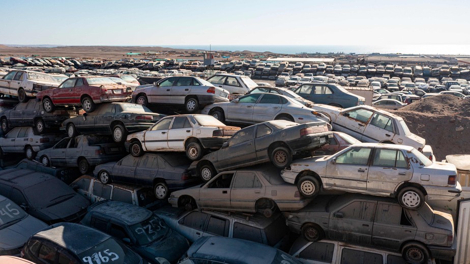 Centenas de carros são abandonados em deserto no Atacama