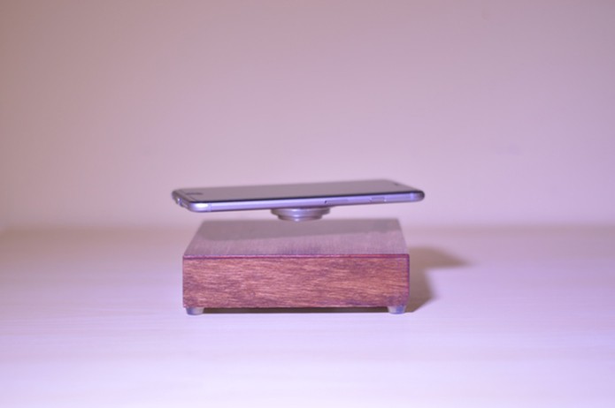 Base usa ímãs para levitar aparelho (Foto: Divulgação/Kickstarter)
