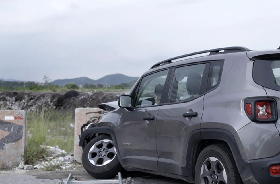 Adriana desmaia dentro do carro (Foto: TV Globo)