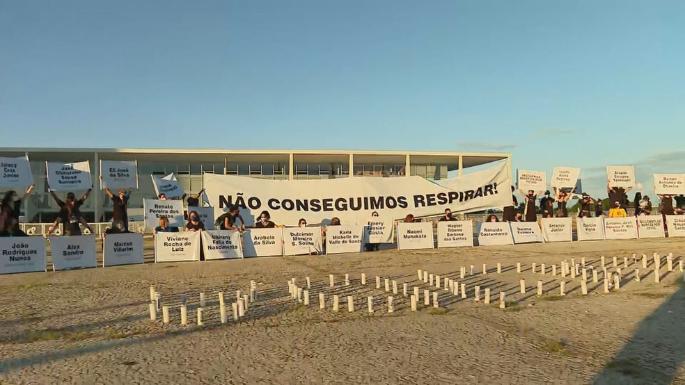 Ato de parentes de vítimas da Covid-19 em Brasília — Foto: TV Globo/Reprodução