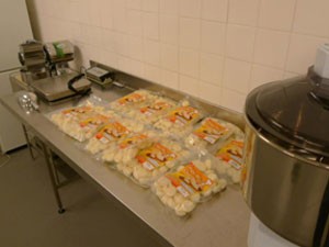 Dinamarqueses pagam caro por 1 kg de pão de queijo, o equivalente a R$ 50 (Foto: Divulgação)