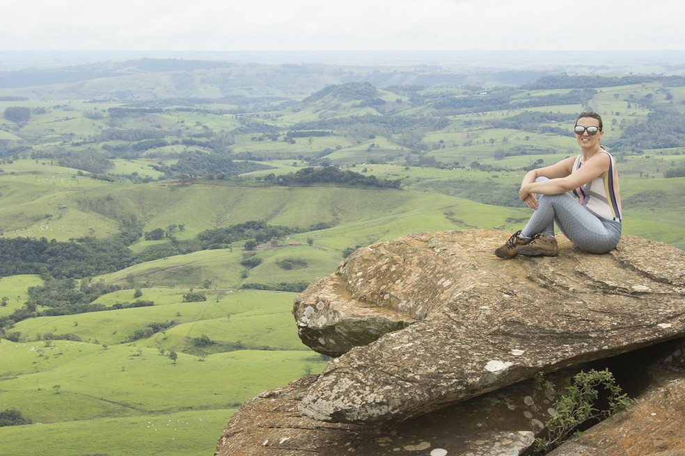 Depois de uma boa caminhada em terreno inclinado podemos sentar em uma das pedras do Morro do Avião e apenas relaxar.  — Foto: Maria Bernadete França