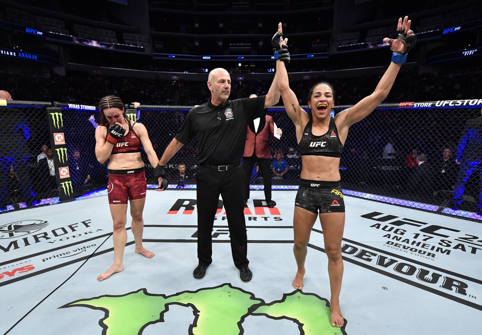 Viviane AraÃºjo (dir.) comemora ao ser anunciada vencedora contra Alexis Davis â?? Foto: Jeff Bottari/Getty Images