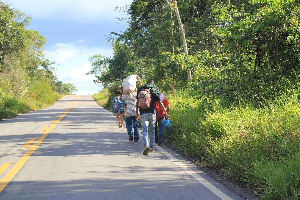 Na BR-174, imigrantes enfrentam 218 km a pé e de carona para fugir principalmente da escassez de comida e remédios na Venezuela (Foto: Emily Costa/G1 RR/Arquivo)