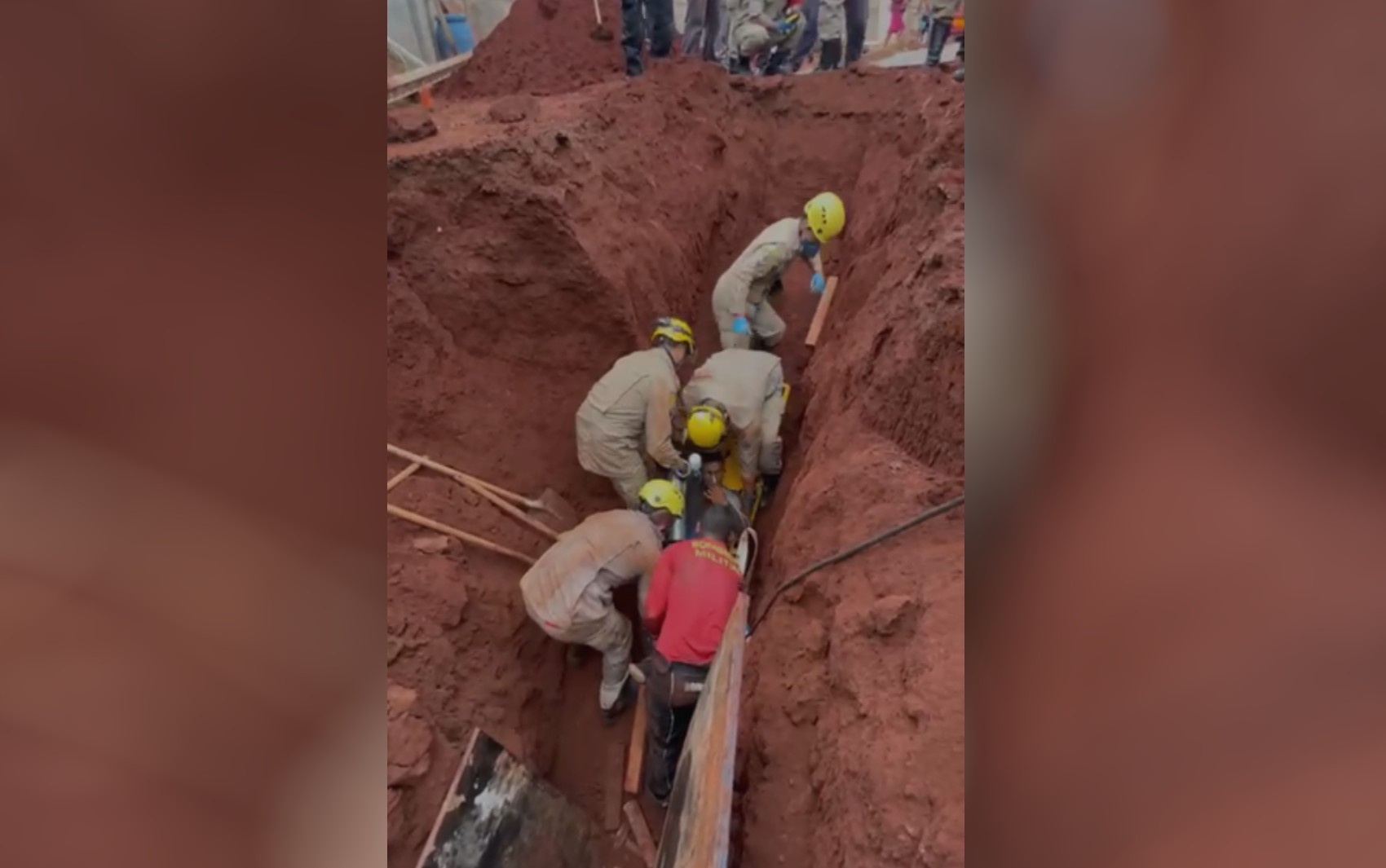 Trabalhador é resgatado após ser soterrado em obra de rede de esgoto em Goiânia; vídeo 