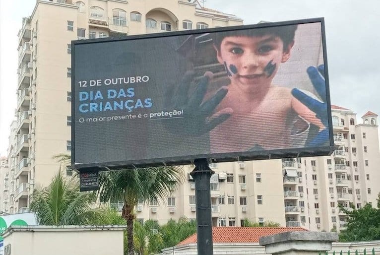Outdoors no Rio de Janeiro trouxeram mensagem sobre proteção às crianças (Foto: Reprodução/Facebook)