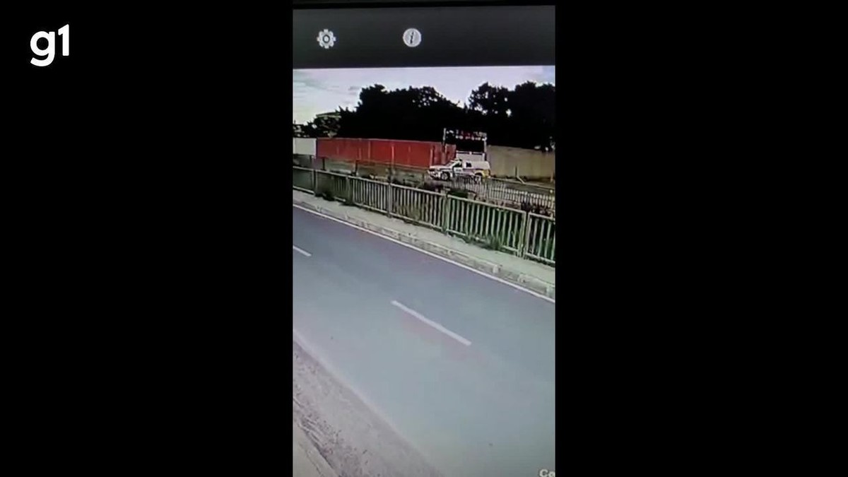 VÍDEO: Motorista embriagado foge da PM e carro cai dentro de córrego 