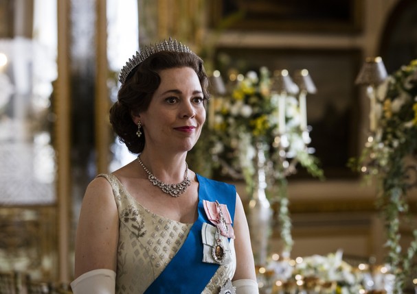 Olivia Colman no papel de Rainha Isabel II na terceira temporada de The Crown  (Foto: Divulgação )