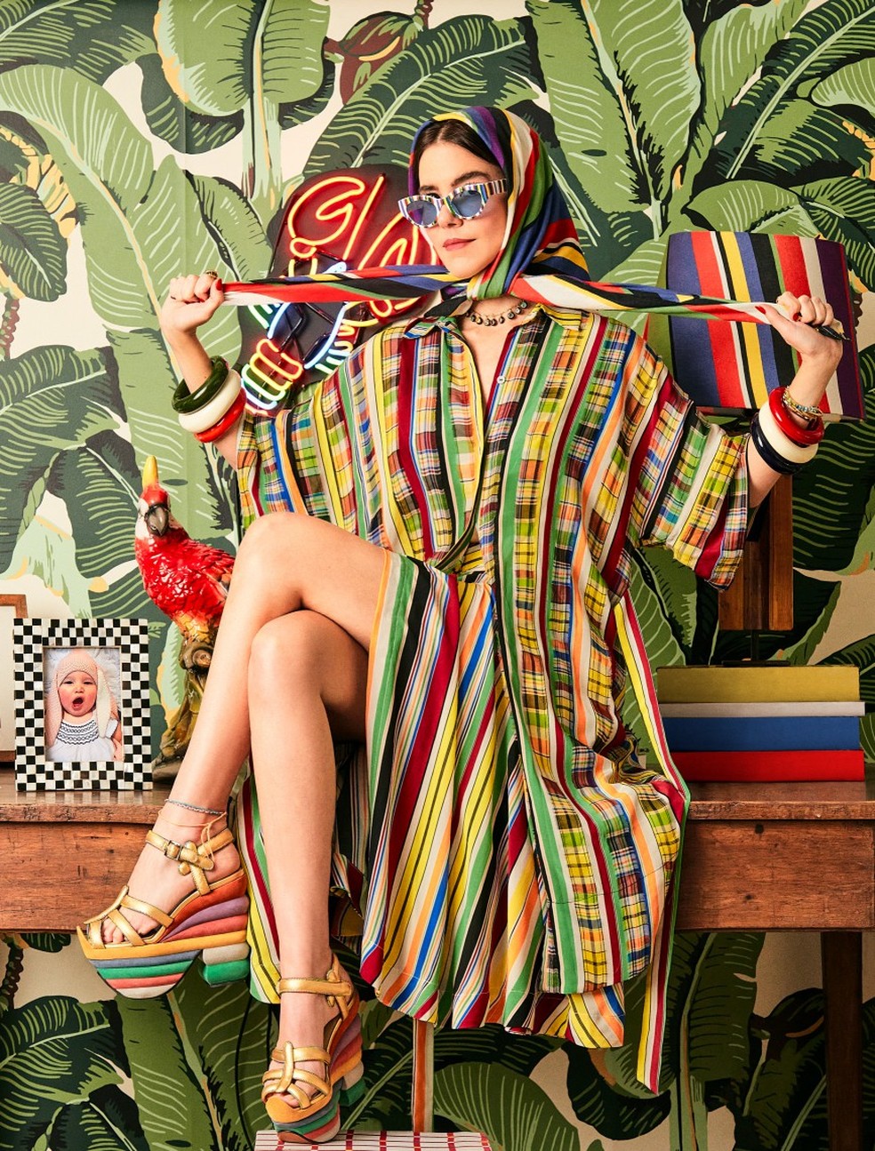 Camisa, saia e top BDLN, sand&aacute;lia Ferragamo, pulseiras acervo, colar Sauer e &oacute;culos acervo &mdash; Foto: Guilherme Nabhan