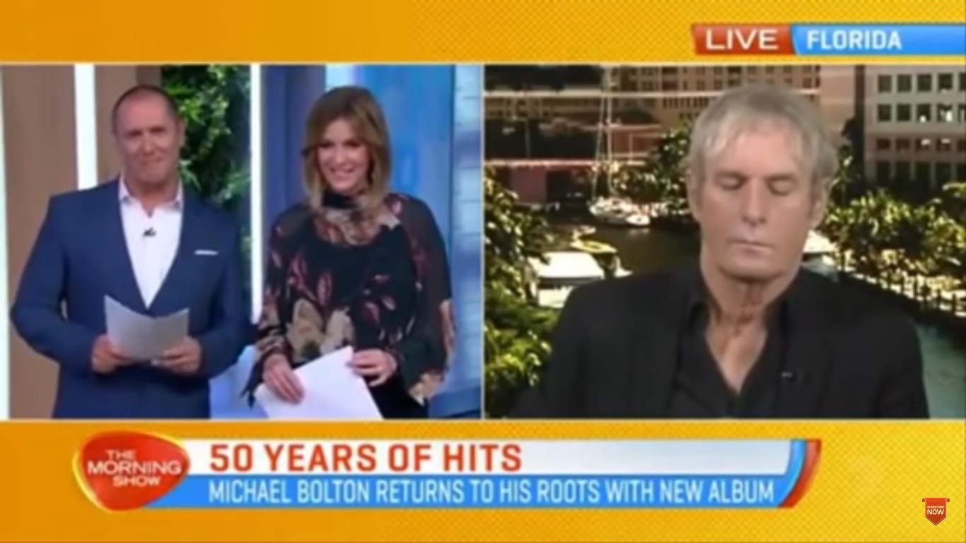 O músico Michael Bolton dormindo durante uma entrevista ao programa de TV australiano (Foto: Reprodução)