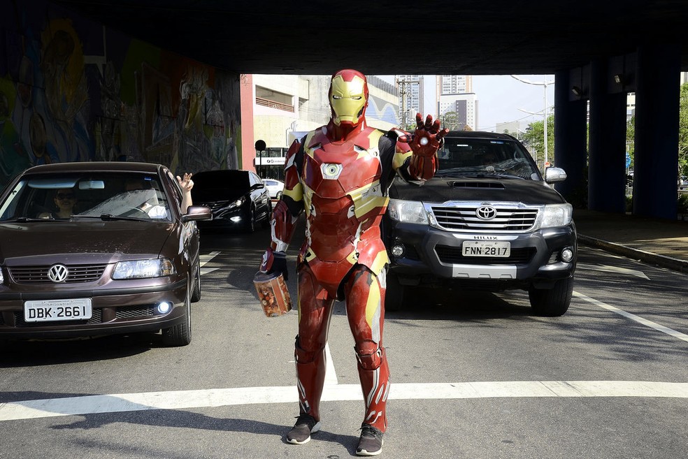 Desempregado usa armadura do Homem de Ferro para arrecadar dinheiro nas ruas de Jundiaí — Foto: Divulgação/Jornal de Jundiaí