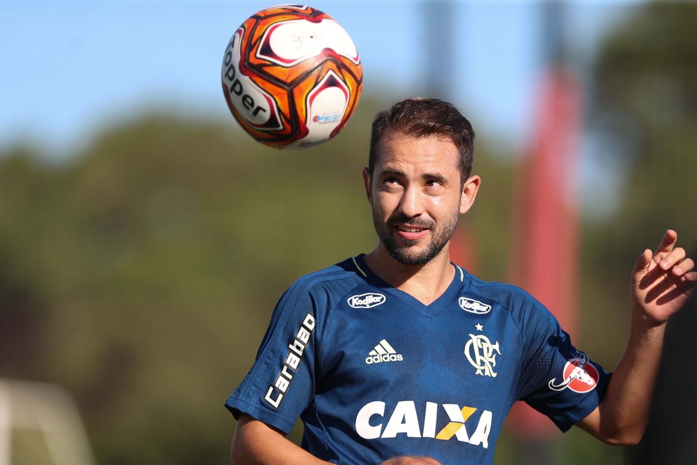 Comentaristas concordam com barração de Éverton Ribeiro