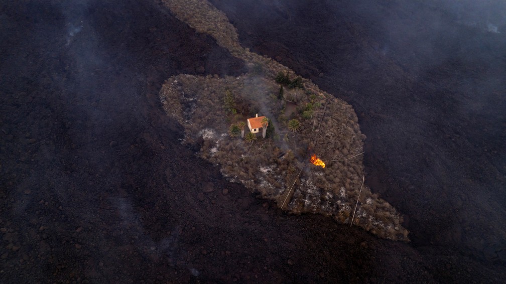 Imagem de drone de uma casa solitária poupada do fluxo de lava nas ilhas Canárias de La Palma, Espanha. Foto do dia 21 de setembro de 2021 — Foto: Alfonso Escalero/I Love The World/via REUTERS