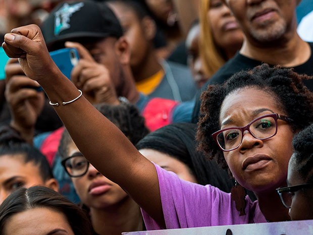 Pessoas negras protestam contra a brutalidade de policiais racistas nos Estados Unidos (Foto: Drew Angerer / Getty Images)