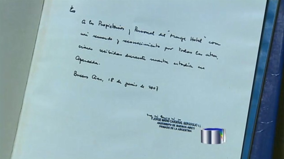 Papa deixou mensagem em livro de visitas em Aparecida — Foto: Reprodução/TV Vanguarda