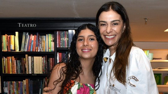 Mônica Martelli leva filha a noite de autógrafos da juíza Andréa Pachá