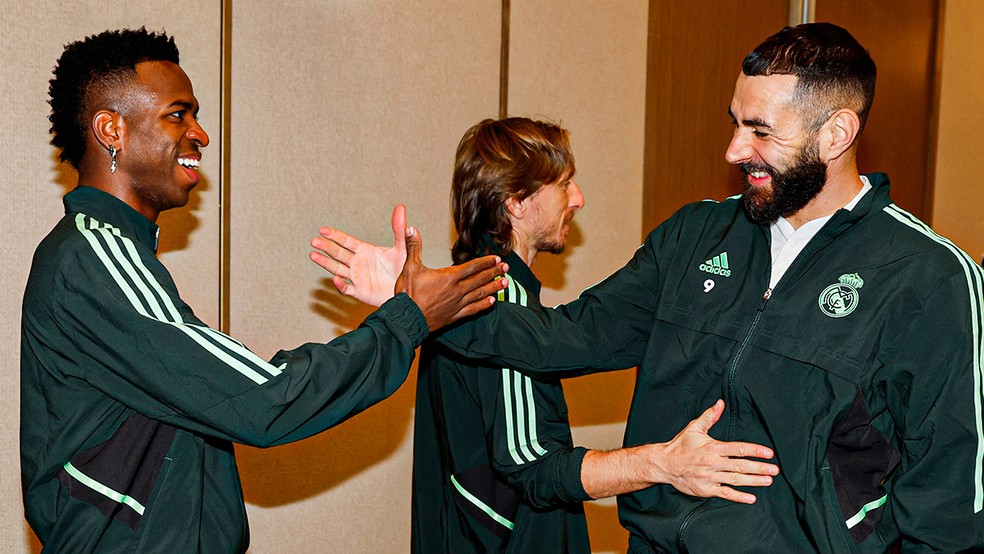 Benzema cumprimenta Vinicius Junior e Modric na chegada ao Marrocos � Foto: Divulga��o/Real Madrid