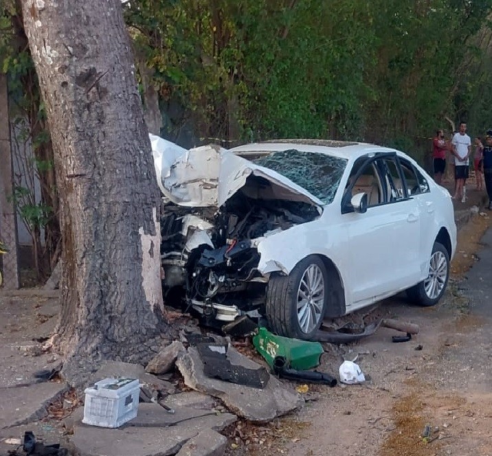 Dois jovens morrem após carro bater em árvore em Itaúna