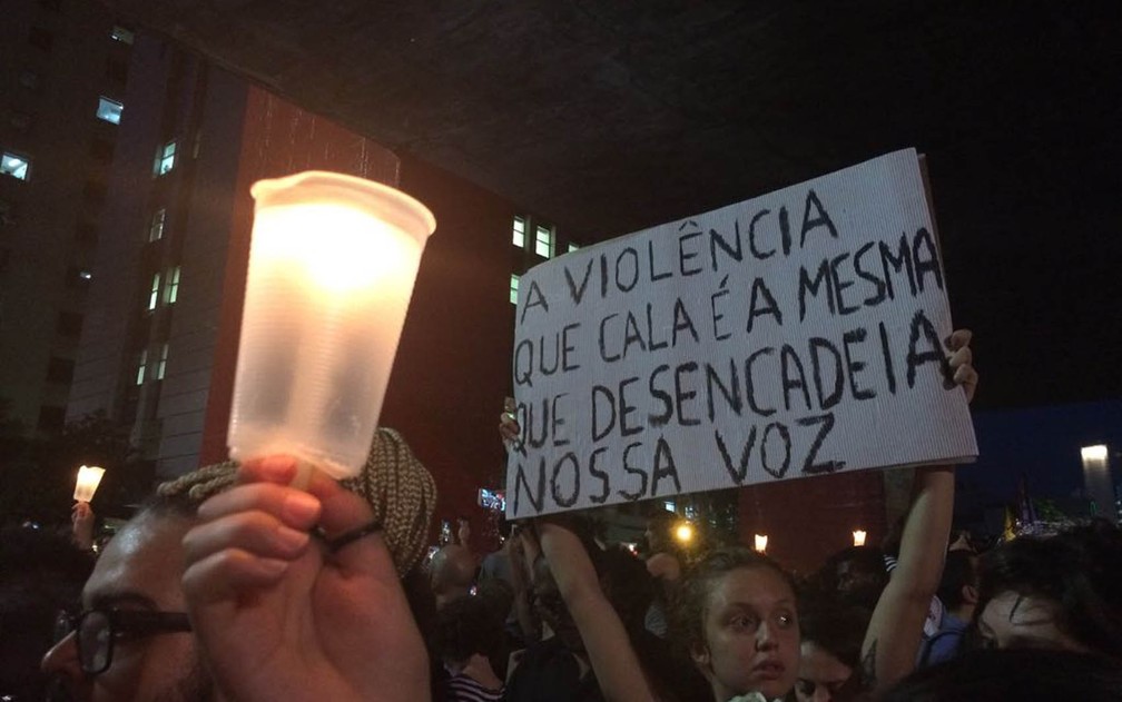 Vela e cartaz lembram a morte de Marielle Franco em ato na Paulista (Foto: Lívia Machado/G1)