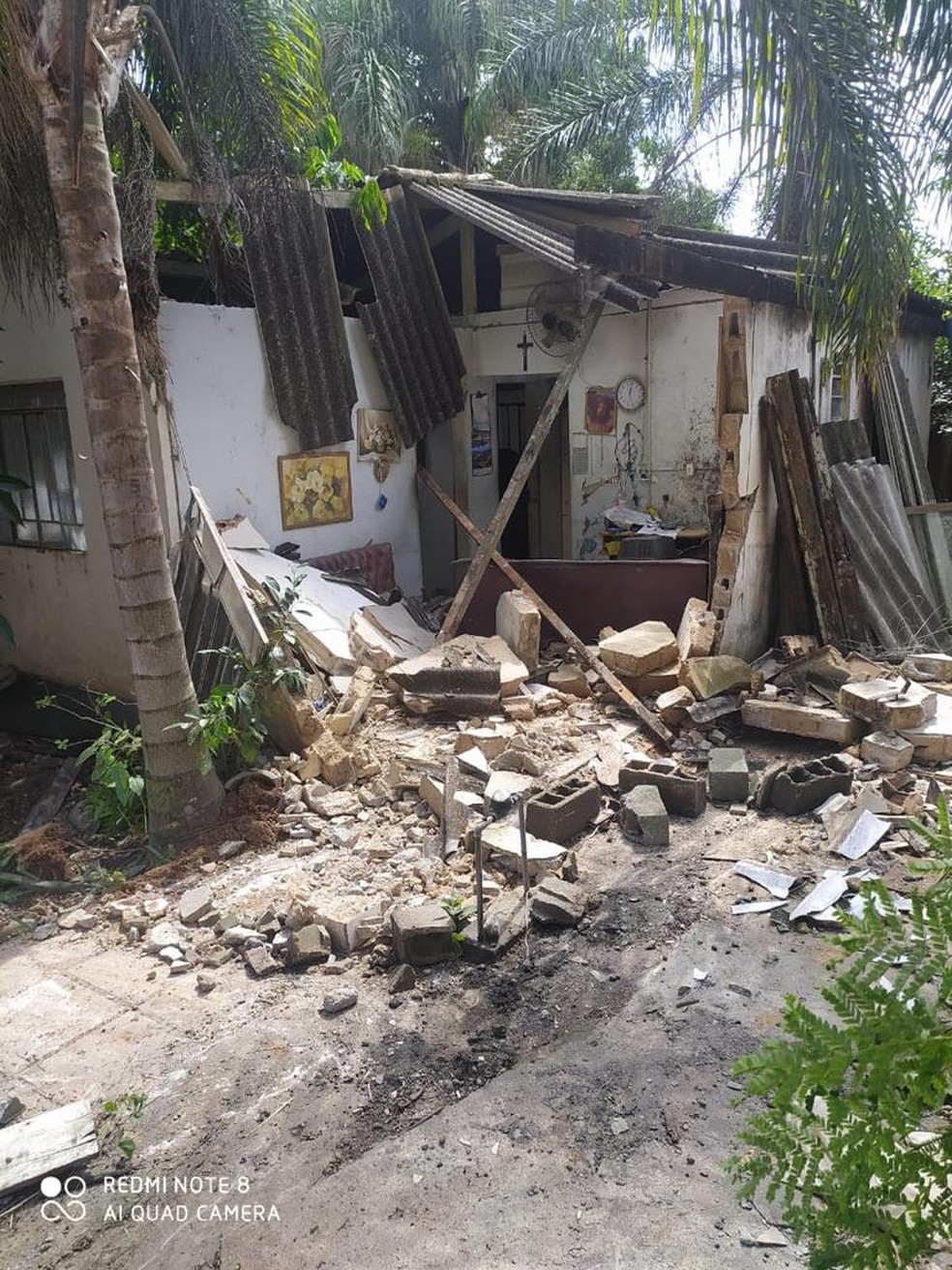Casa que fica em terreno da prefeitura é demolida no bairro Santana, em Varginha — Foto: Reprodução