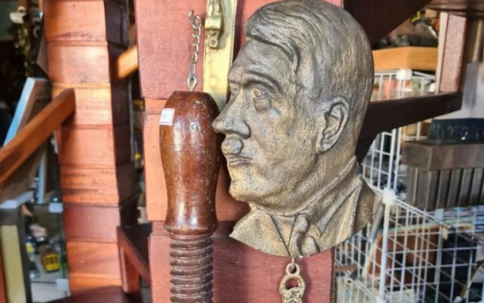 Após identificar busto de Hitler em loja de Nova Trento, turista fez denúncia para a polícia e o MPSC — Foto: NSC/Reprodução 