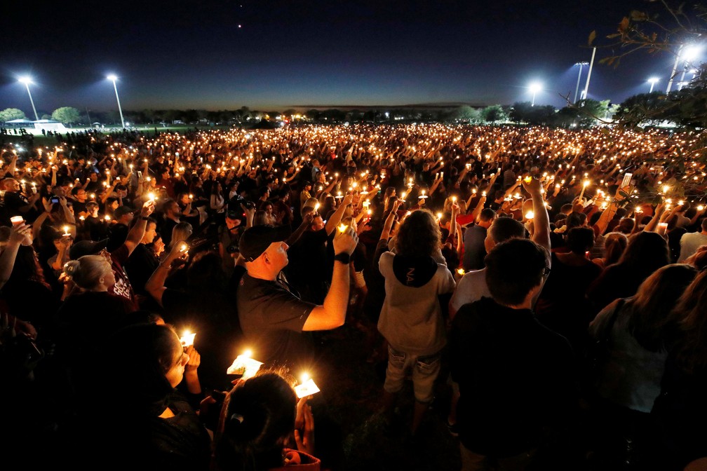 Centenas de pessoas levam velas durante vigília na noite de quinta-feira (15) em homenagem às vítimas de massacre em escola em Parkland, na Flórida  (Foto: Jonathan Drake/ Reuters)