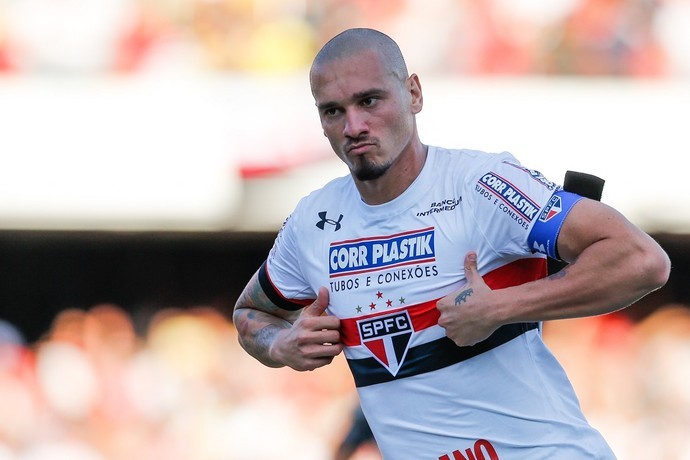 Maicon relata ameaça de morte após comemoração de galinha contra o Corinthians e dispara: 