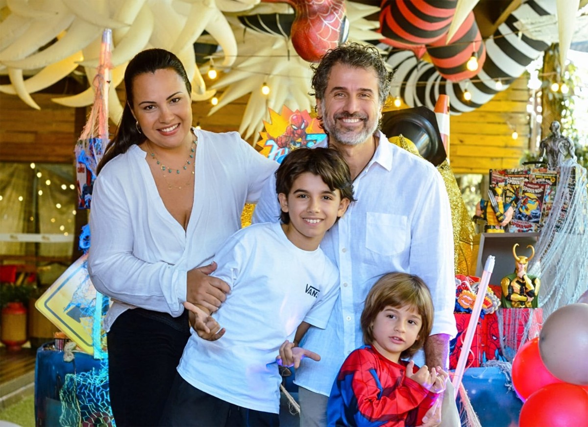 Eriberto Leão e a mulher, Andréa Leal, com os filhos, João e Gael (Foto: Divulgação)