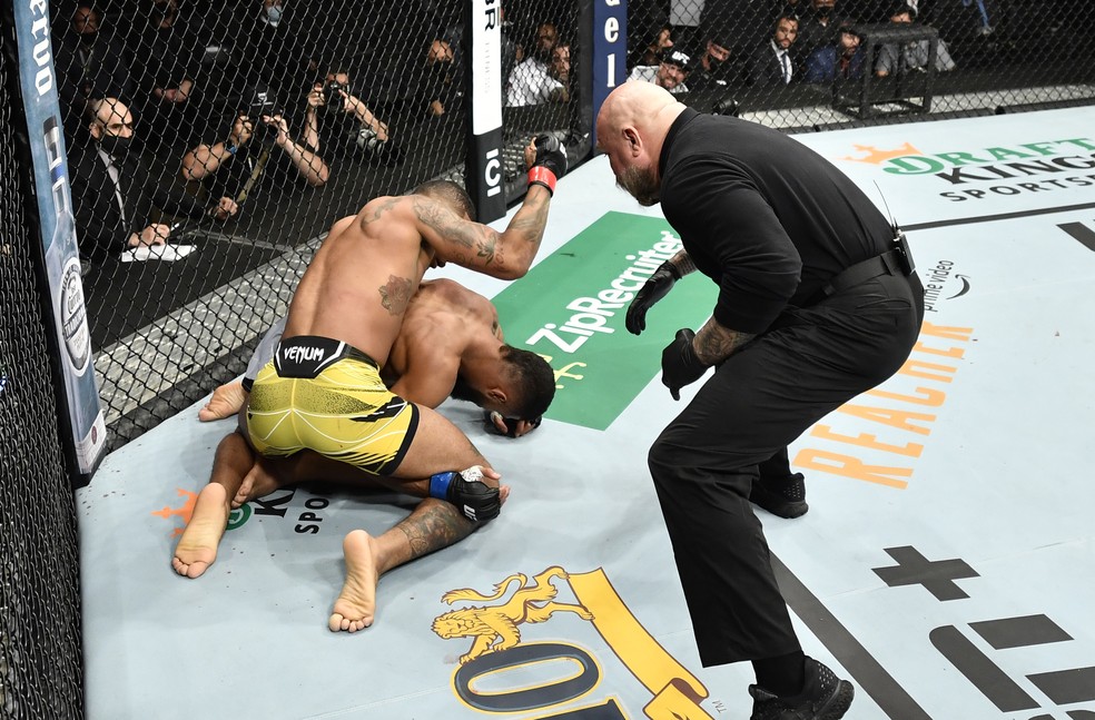 Michael Morales venceu Trevin Giles por nocaute técnico aos 4m06s do R1 — Foto: Getty Images