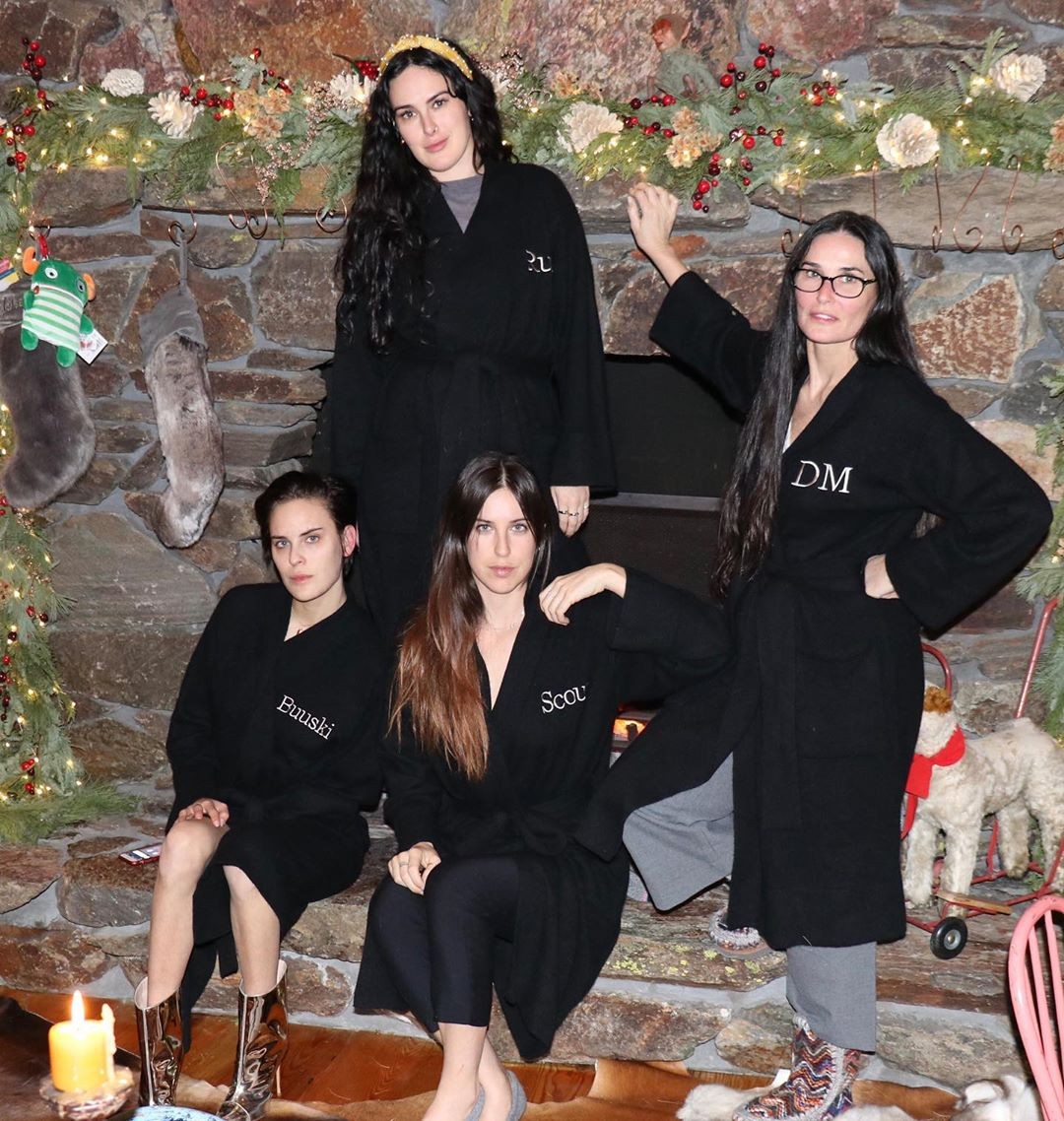 Demi Moore posta clique com as quatro filhas (Foto: Reprodução/Instagram)