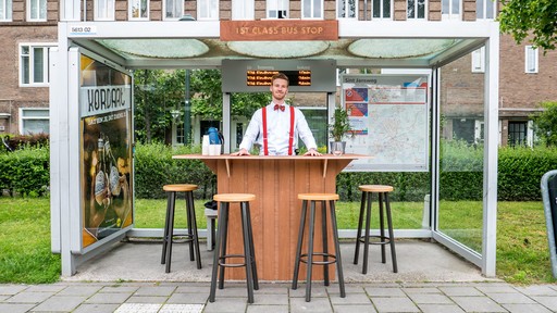 George Barratt-Jones é um empreendedor holandês que já criou os mais diferentes projetos. Sua última criação foi a First Class Bar, uma cafeteria em um ponto de ônibus.