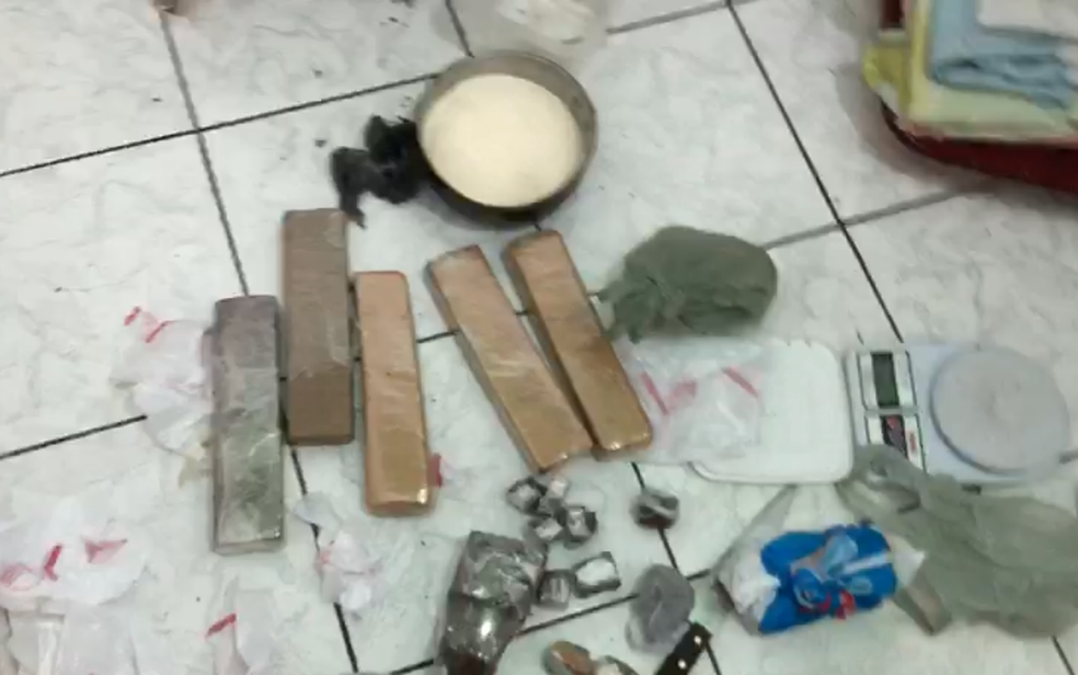 Junto com ele foi encontrado drogas, rev&oacute;lver e muni&ccedil;&atilde;o, al&eacute;m de quantia em dinheiro (Foto: Pol&iacute;cia Civil/Barra dos Coqueiros)