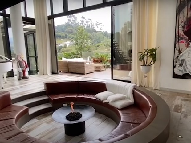 Maluma mostra mansão na Colômbia com piscina, academia e elevador (Foto: Reprodução/Youtube)