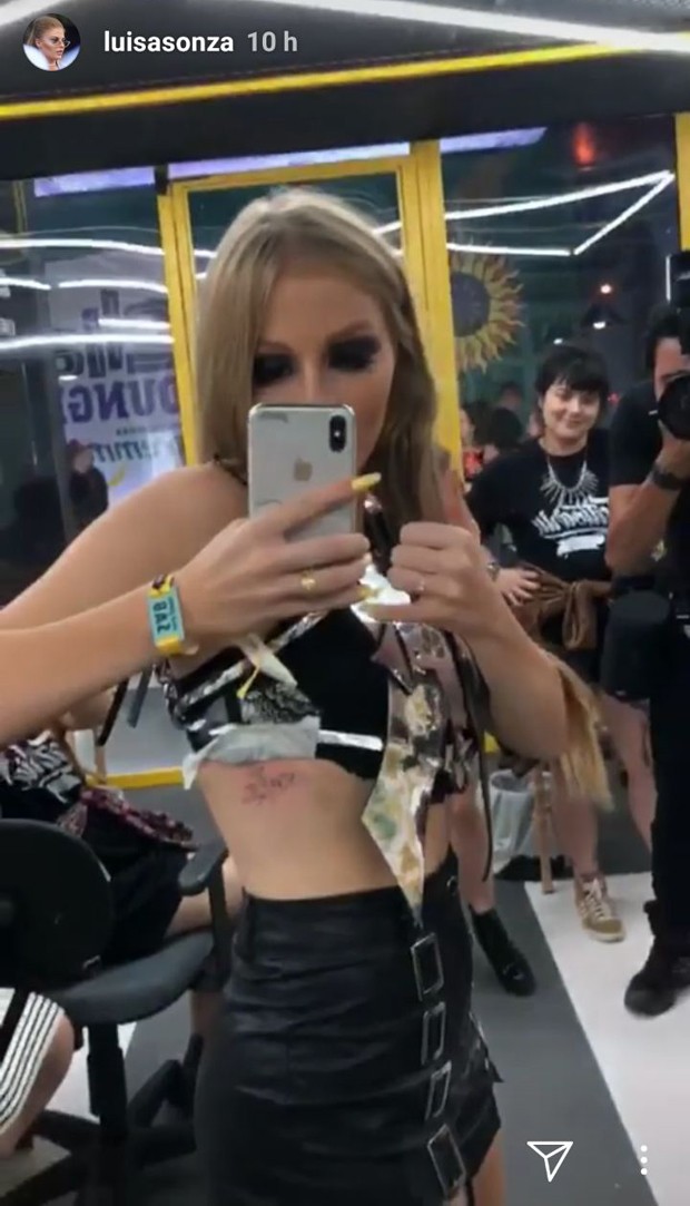 Luisa Sonza faz tatuagem na costela durante o Lollapalooza