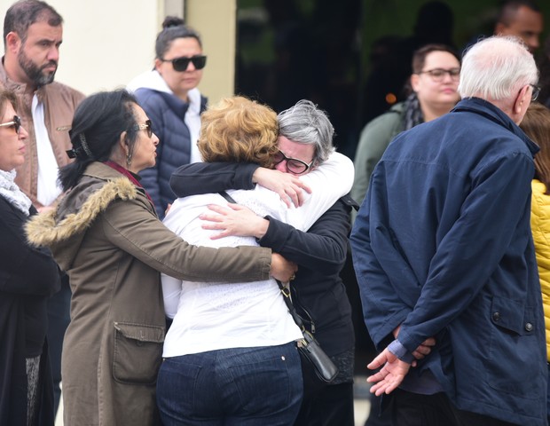 Mãe e irmã de Fernanda Young choram muito durante abraço (Foto: Leo Franco/AgNews)