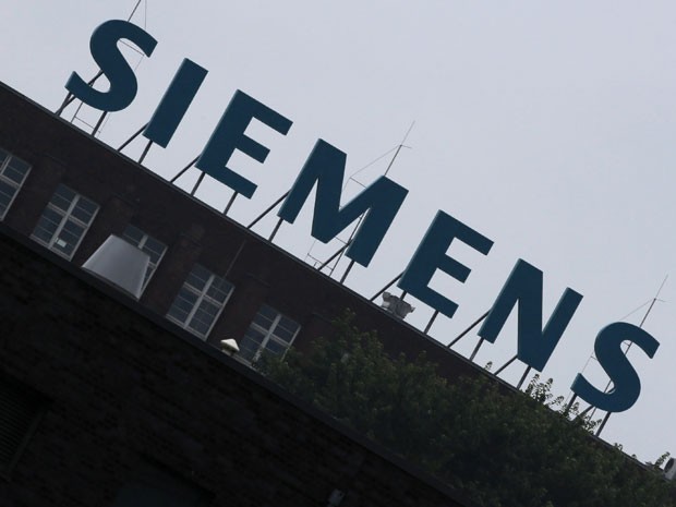Logo da Siemens em fábrica em Berlin em foto do dia 29 de julho (Foto: Fabrizio Bensch/Files/Reuters)