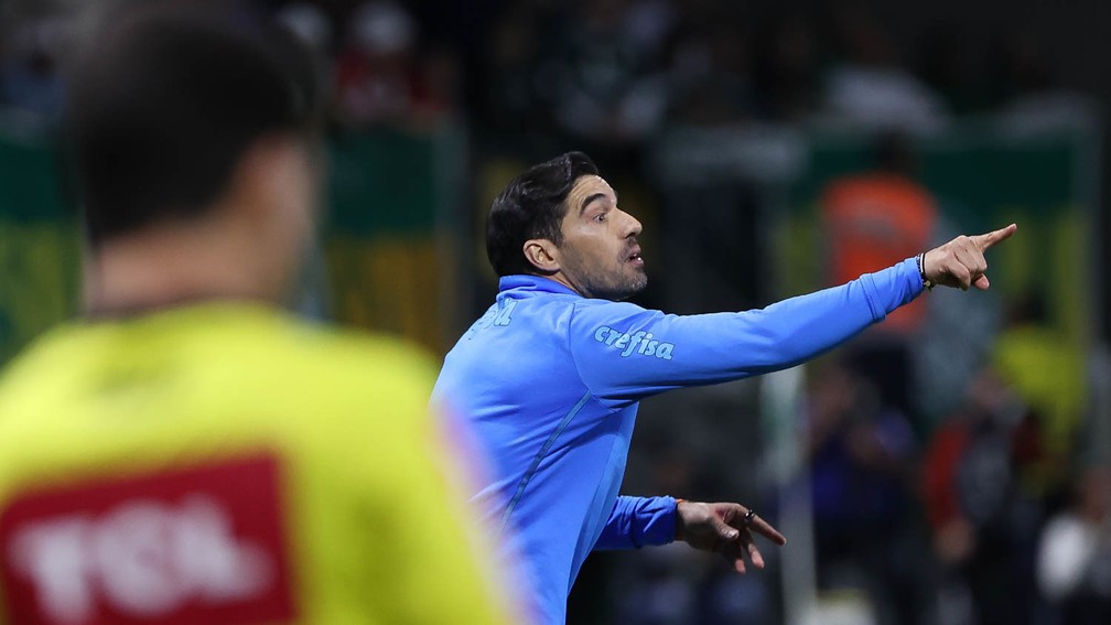 Abel Ferreira durante a partida entre Palmeiras e Santos — Foto: Cesar Greco