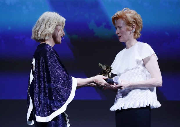 Cate Blanchett entrega estatueta para Tilda Swinton  (Foto: Getty Images)