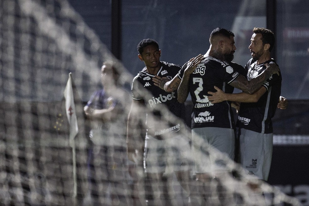 Jogadores do Vasco comemoram gol de Raniel contra o Ituano � Foto: Daniel Ramalho / CRVG