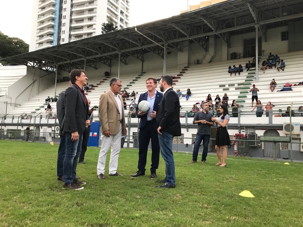 Bem relacionado na CBF, Juninho iniciou trabalho na direção de desenvolvimento da entidade. Perfil agrada à comissão técnica — Foto: Martín Fernandez