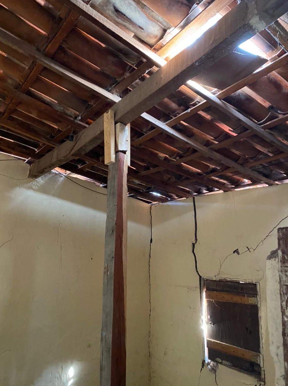 Moradores precisaram deixar as casas por risco de desabamento — Foto: Edson Freitas/SVM