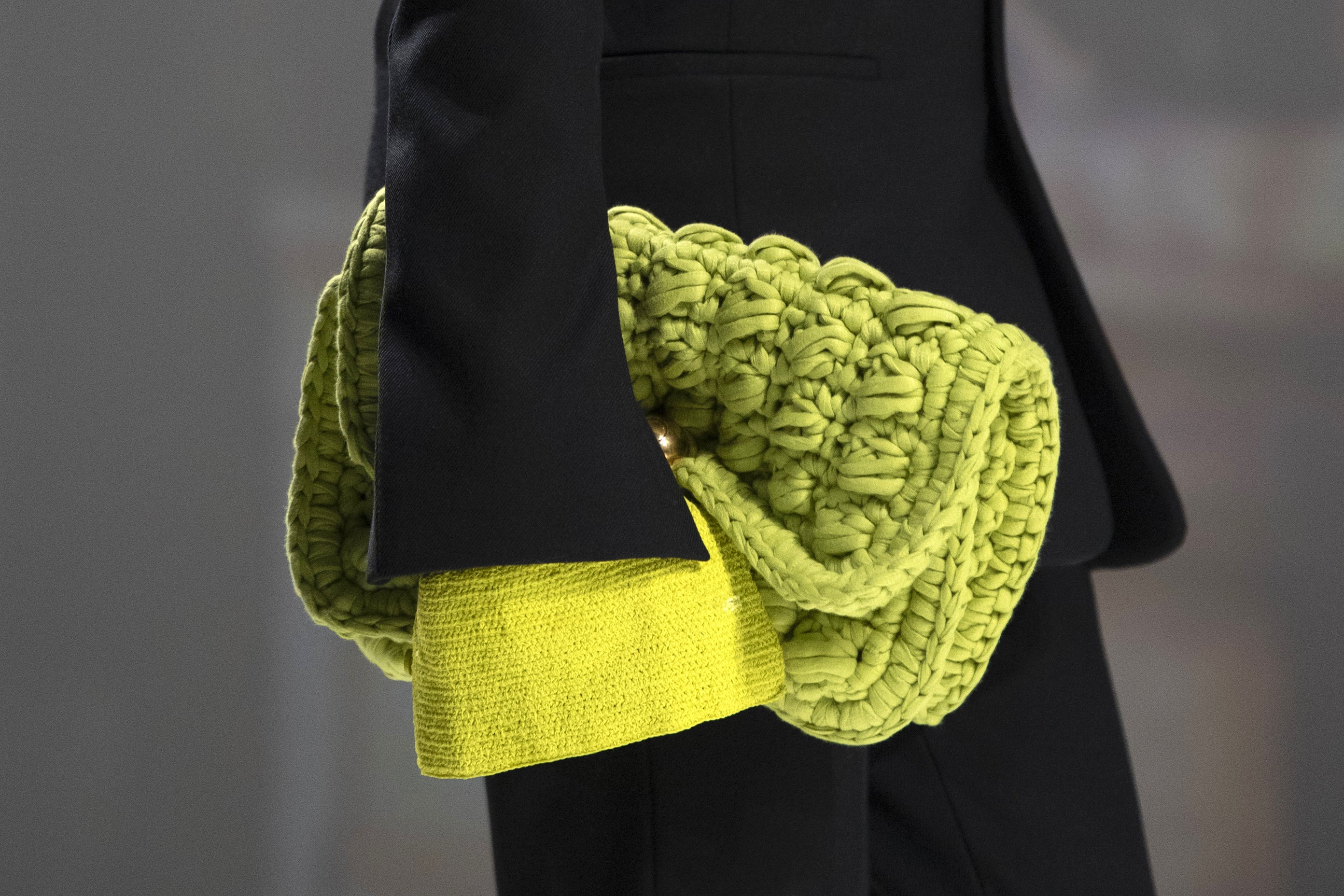 Bolsa de tricô é hit na semana de moda de Milão (Foto: Imaxtree)