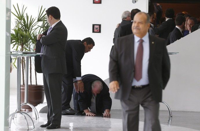Mustafá Contursi cai na sede da CBF (Foto:  Alexandre Cassiano / Agência O Globo)