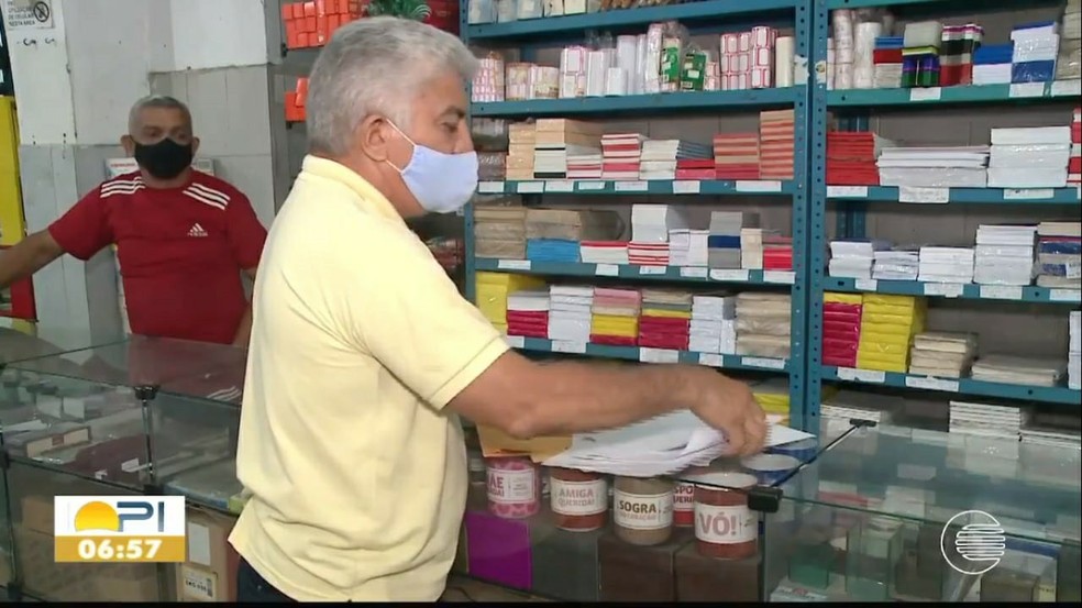 Lojista do Centro de Teresina exibe boletins de ocorrência registrados por arrombamentos e roubos ao estabelecimento — Foto: Reprodução/TV Clube