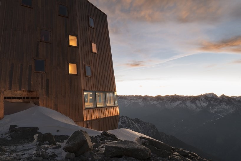 Cabana revestida com cobre se destaca em meio aos Alpes italianos (Foto: Oliver Jaist)