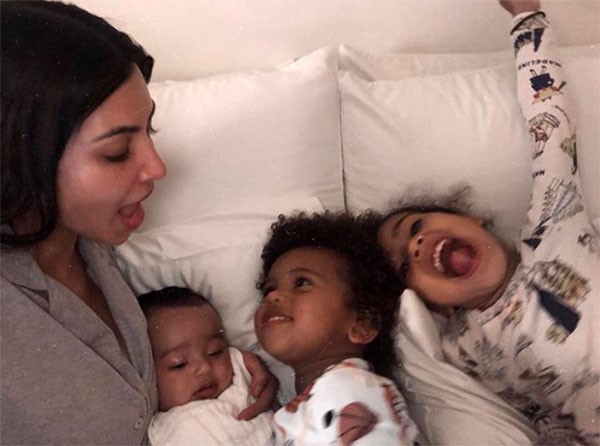 Kim Kardashian e seus três filhos: Chicago, Saint, North (Foto: Instagram)