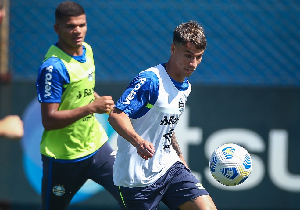 Ferreira será mantido no time, com Douglas Costa no banco — Foto: Lucas Uebel / Grêmio FBPA