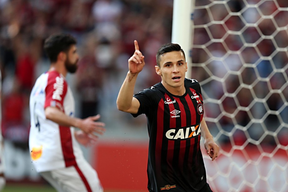 Em Alta No Atletico Pr Veiga Evita Falar Sobre Volta Ao Palmeiras Continuar Concentrado Atletico Pr Ge